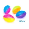 Świecąca piłka do rugby 13cm gryzak z wypustkami do czyszczenia zębów - 8719138051106