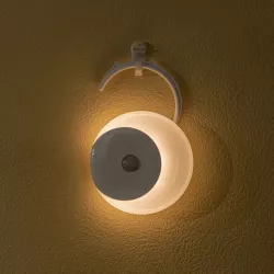 Lampka nocna LED ciepła z czujnikiem ruchu dnia i nocy ładowana z USB - 8433325220570